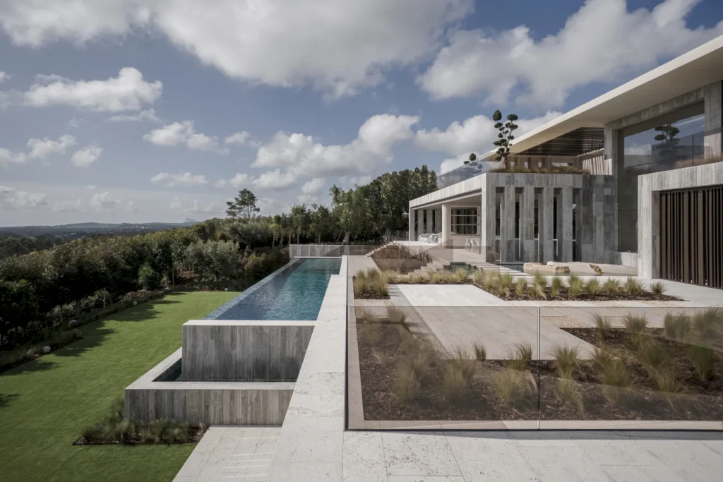 Vista Lateral de la fachada principal de Villa ENSO by Manuel Ruiz - ARK Architects