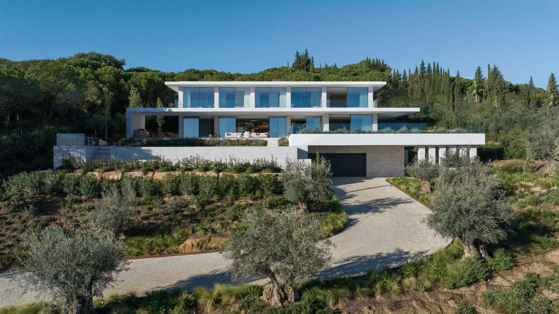 Las Alamandas, architecture of light and silent luxury