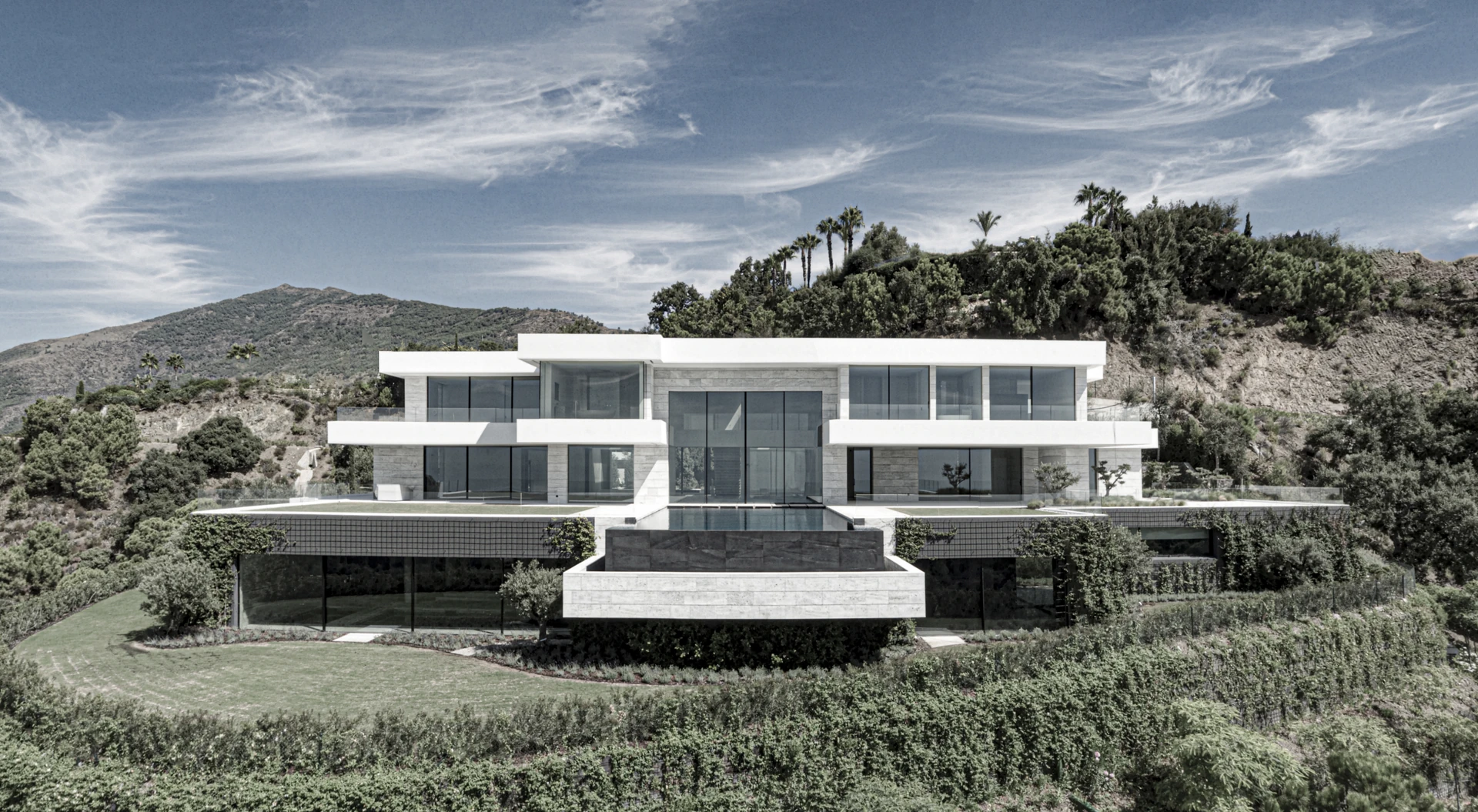 Modern luxury villa facade with geometric white lines designed by Manuel Ruiz Moriche.