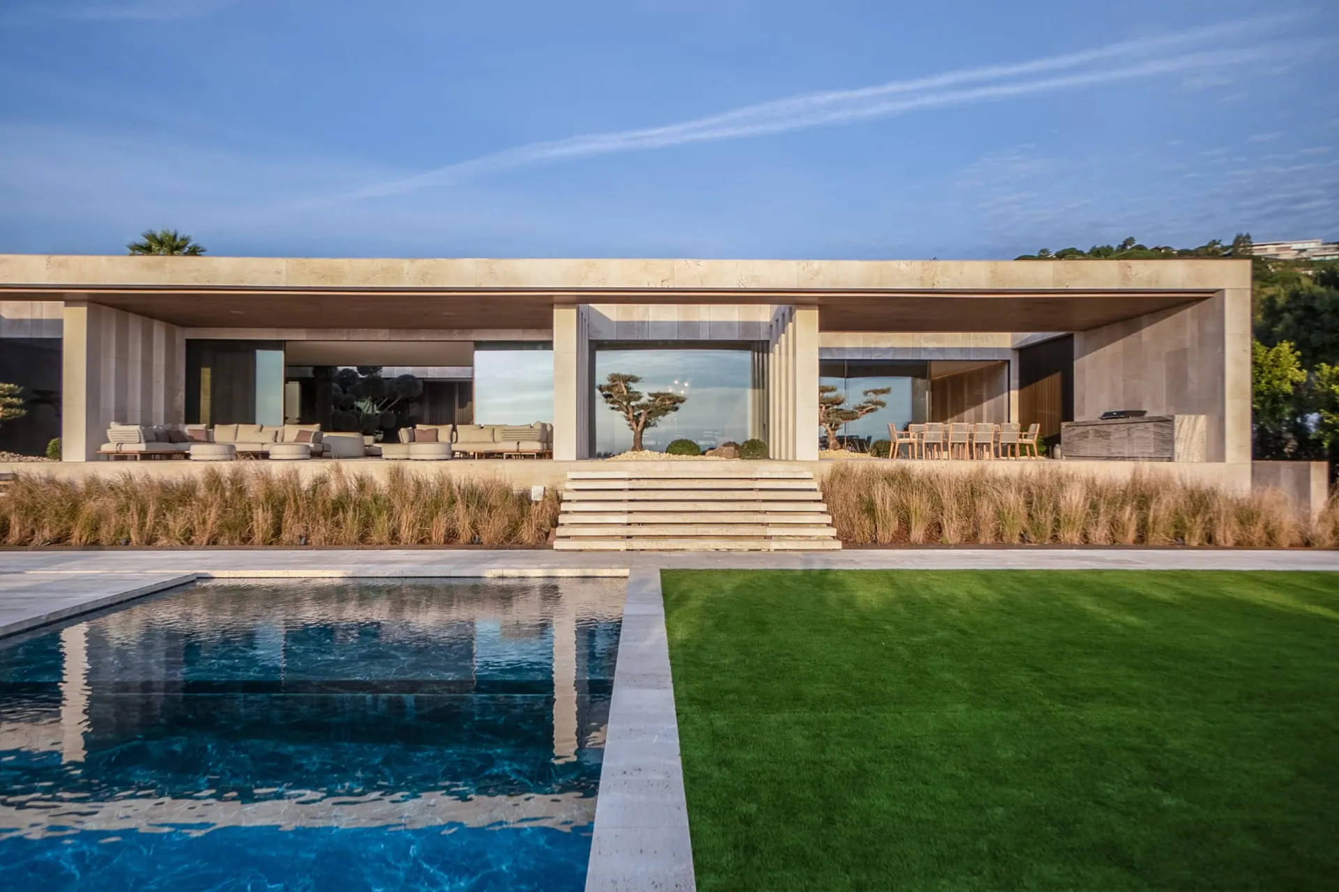 villa tai ark architects manuel ruiz moriche modern luxury villa in Sotogrande with open patio, olive tree and outdoor dining area