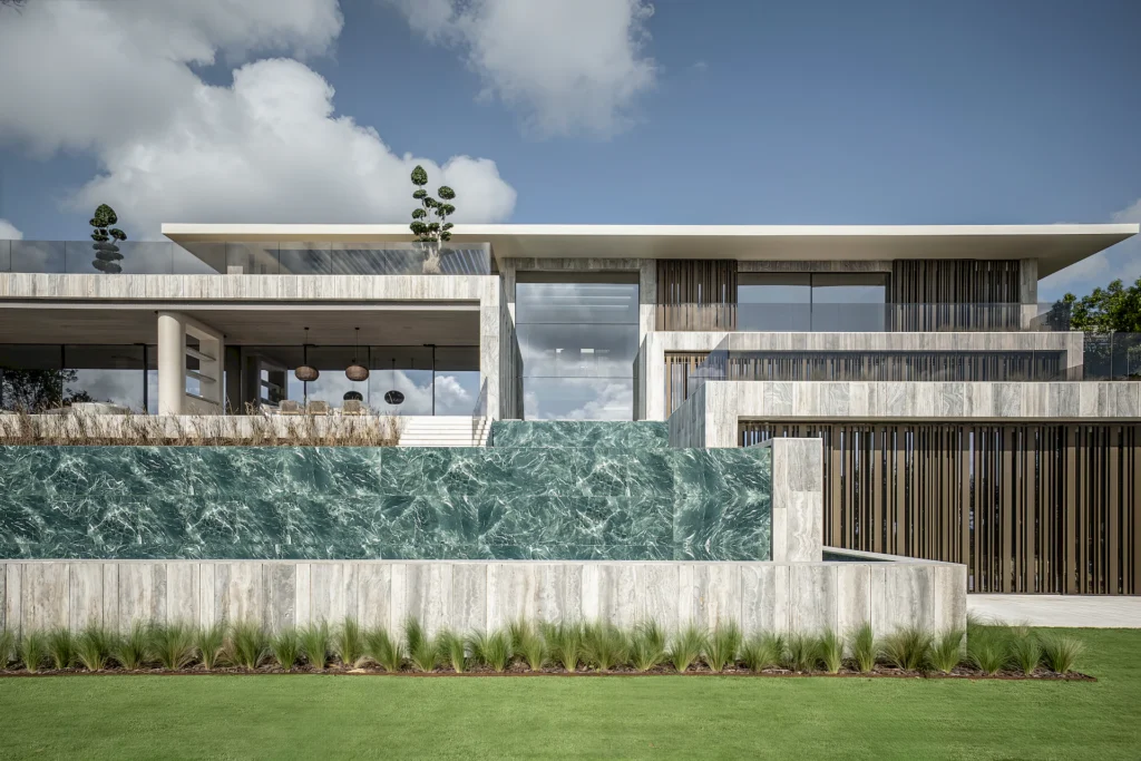 Vista frontal exterior, de una villa de lujo en Sotogrande