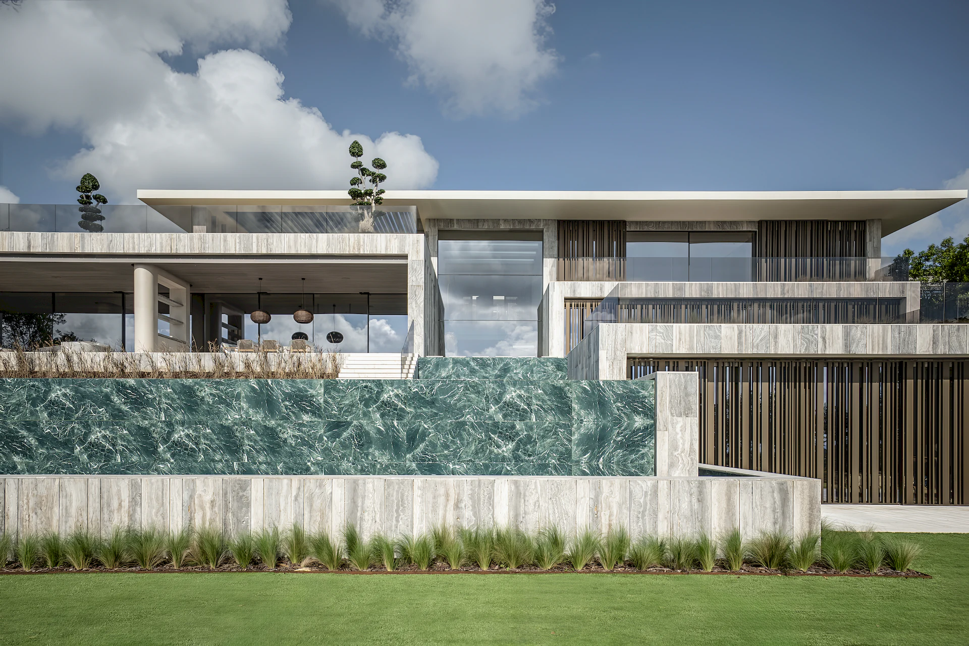 Vista frontal exterior, de una villa de lujo en Sotogrande